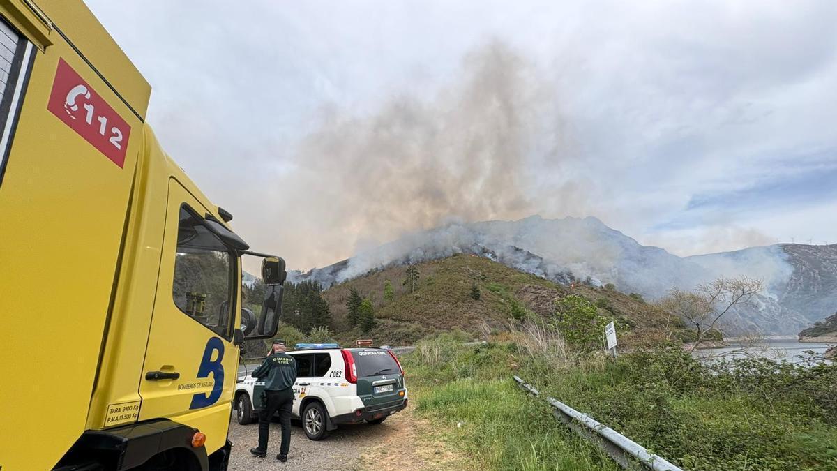 Las llamas acechan al corredor del Narcea y obligan a cerrarlo por el humo y el riesgo de desprendimientos: quedan 22 incendios activos en la región