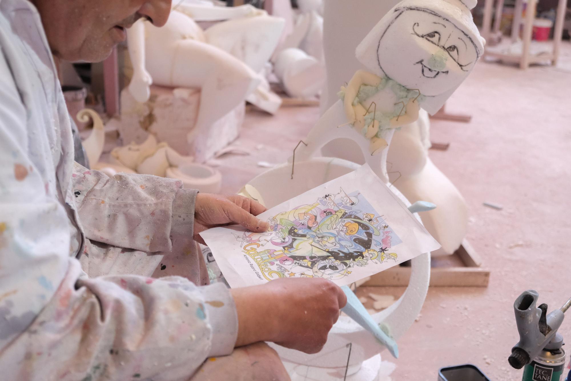 El artista Fran Sierra trabajando con materiales de hogueras en su taller