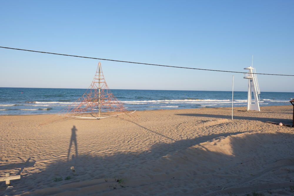 Los agentes ha desalojado las playas de Elche en la Noche de San Juan.