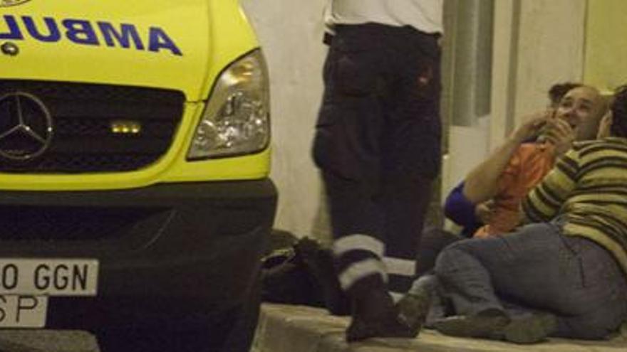 El padre y la abuela lloran en la calle tras la tragedia. i J. L. GONZÁLEZ