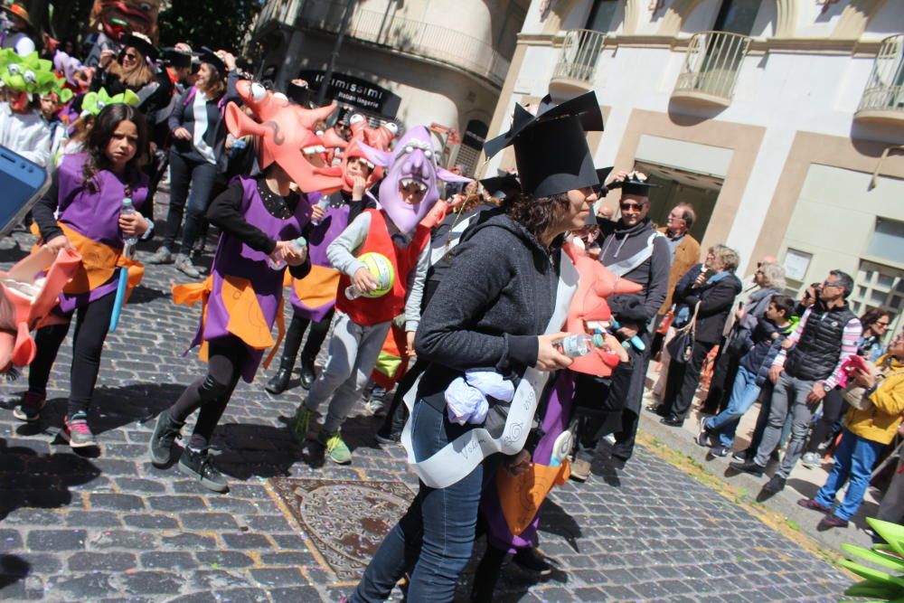 La rua escolar de la Santa Creu torna a enlluernar