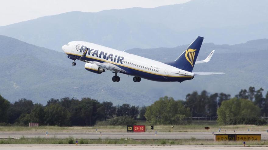 Un avió de la companyia Ryanair s&#039;enlaira des de l&#039;aeroport de Girona, en una imatge d&#039;arxiu