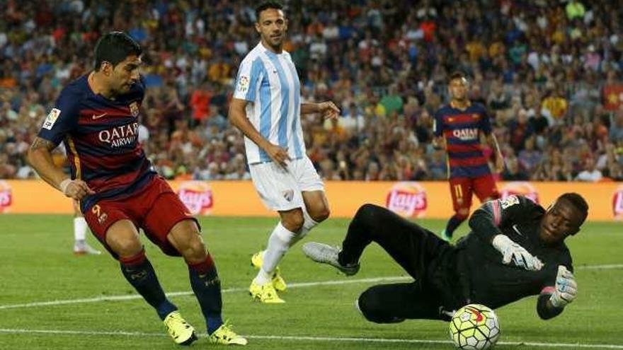 Kameni detiene un disparo de Suárez en los primeros minutos del Barcelona-Málaga del sábado.