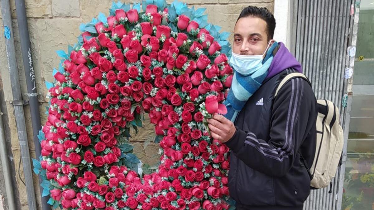 Amine le mandó una rosa a su madre a través de esta fotografía poco antes de morir. 