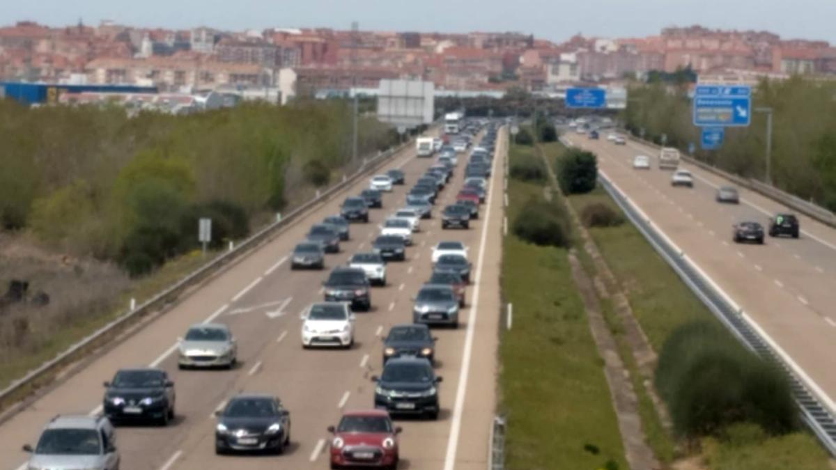 Retenciones en la A-6 a su paso por Benavente. / E. P.