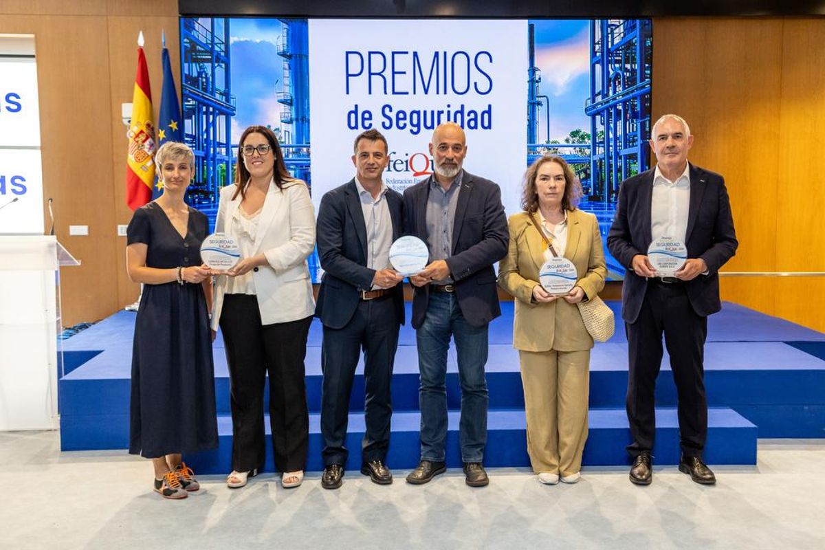 : Ignacio Iglesias de UBE, primero por la derecha, junto a los representantes del resto de empresas galardonadas con el Premio Especial: Carburos Metálicos, DuPont – Performance Specialty Products Asturias e INOVYN España, S.L.