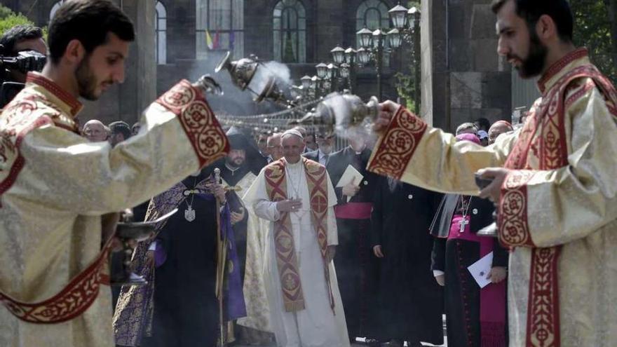 El papa Francisco, ayer, durante su visita a la catedral apostólica Etchmiadzint, en Ereván (Armenia).