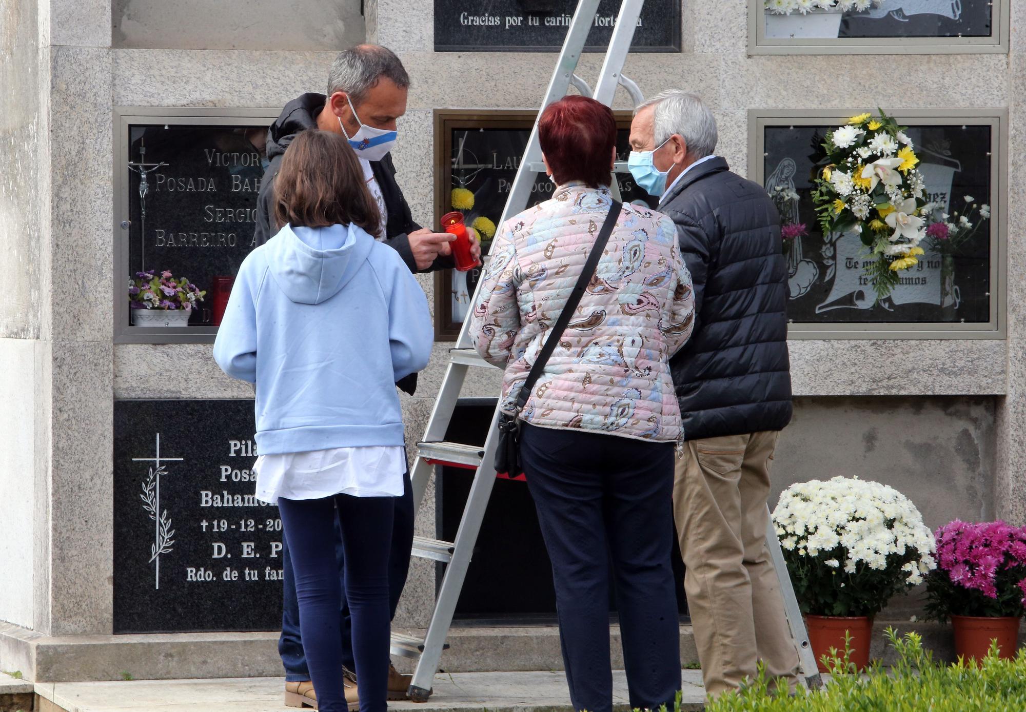 Todos Santos 2021 en Vigo: Flores y velas avivan el recuerdo de los que ya no están