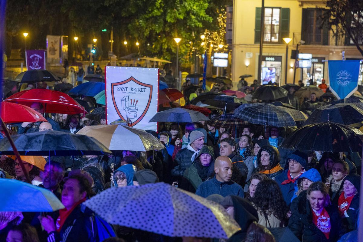 FOTOS | Las cofradías rinden un emotivo minuto de silencio por las víctimas del accidente de Córdoba: "Hemos decidido continuar con las fiestas para celebrar la vida"