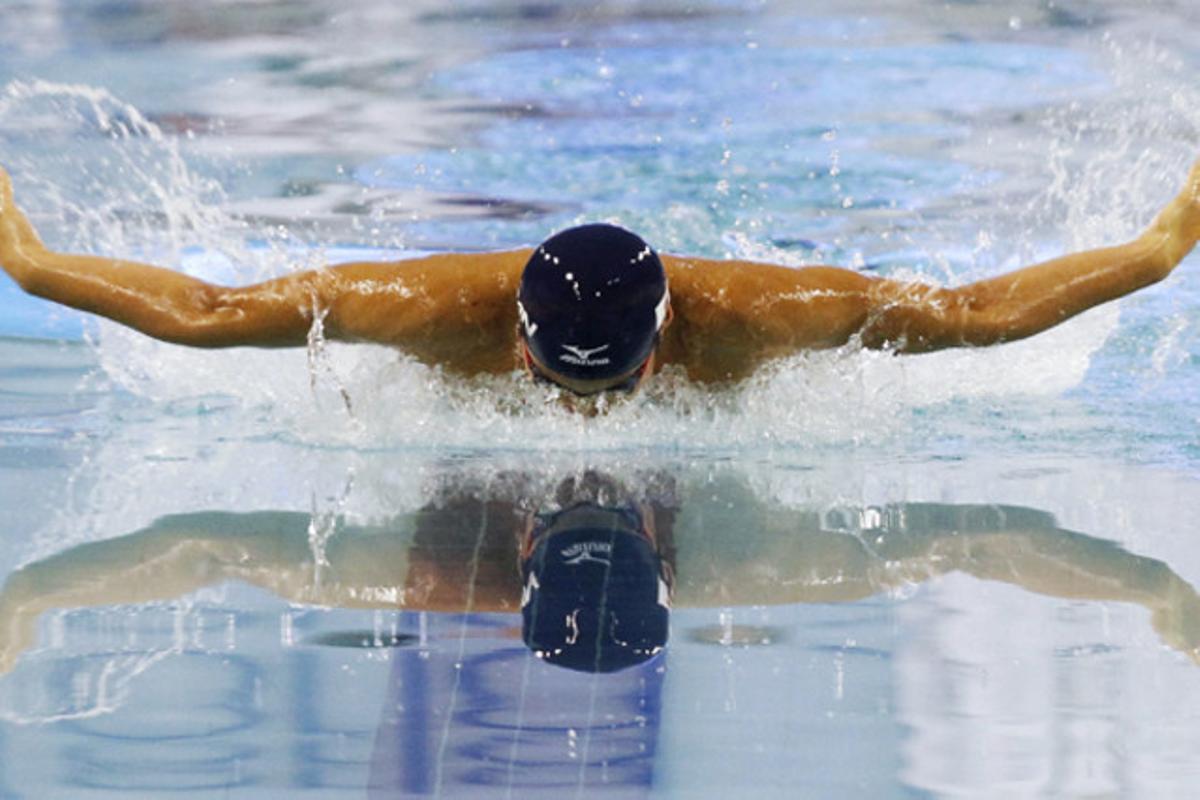 El japonès Kenta Hirai competeix en la final de 200 metres papallona durant el Mundial júnior de natació a Lima (Perú).