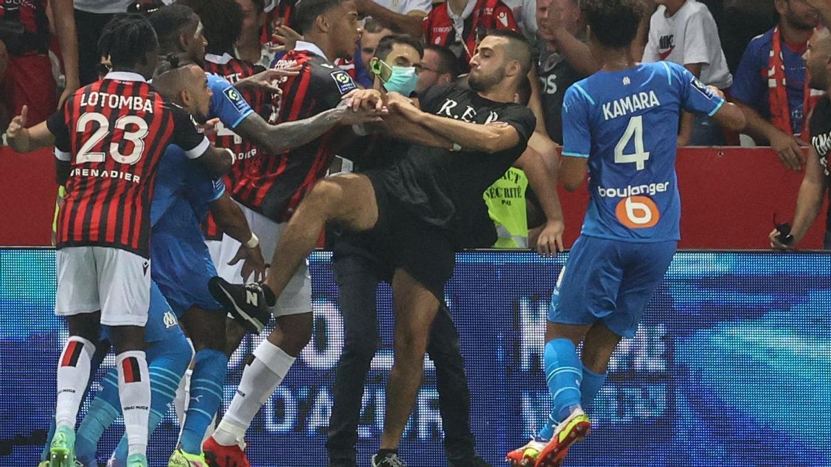 Decenas de ultras del Niza bajan al campo a pegar a los jugadores del Marsella.