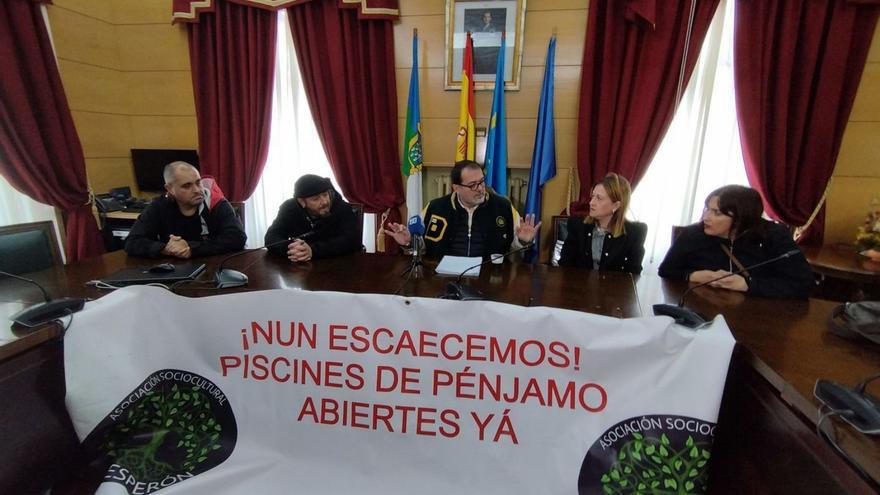 Roberto García, en el centro, con los representantes vecinales de Pénjamo. | D. O.