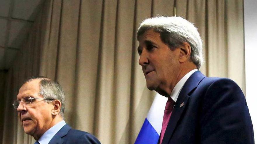 Lavrov y Kerry, a la derecha, ayer, en la reunión de la OSCE en Belgrado.