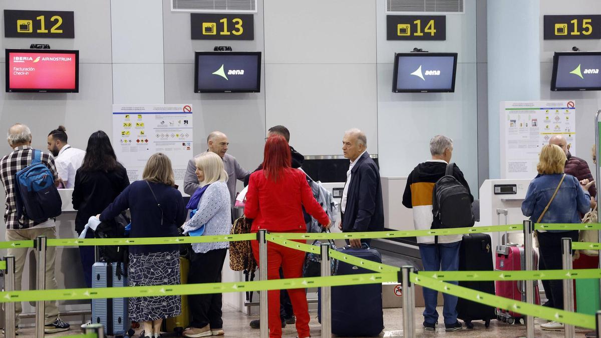 Viajeros facturando en el aeropuerto de Peinador antes de tomar un vuelo chárter a Marruecos en octubre de 2025.