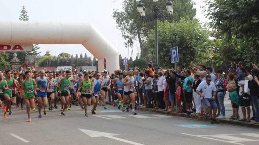 Un instante de la salida de la carrera popular Andar e Correr, en Baiona.