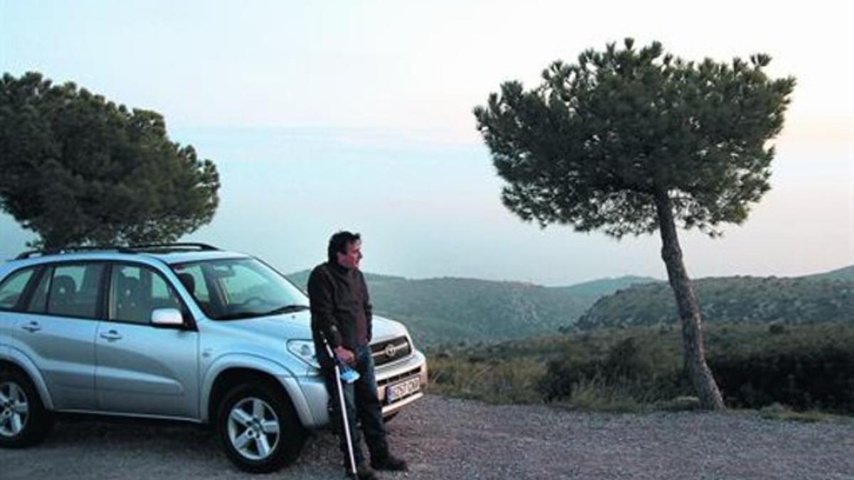 Extraño hogar 8 Jose Maria Masip, la semana pasada, apoyado en su coche, en el que vive en un mirador del parque natural del Garraf.