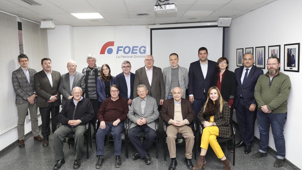 El president Ernest Plana amb els integrants de la junta de la patronal gironina.