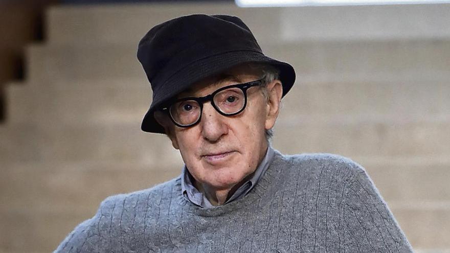 Woody Allen, ayer, en San Sebastián; y, en el círculo, Elena Anaya y Gena Gershon. // Efe