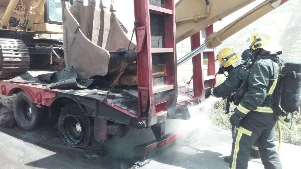 Incendio en las ruedas de un camión plancha en La Aldea