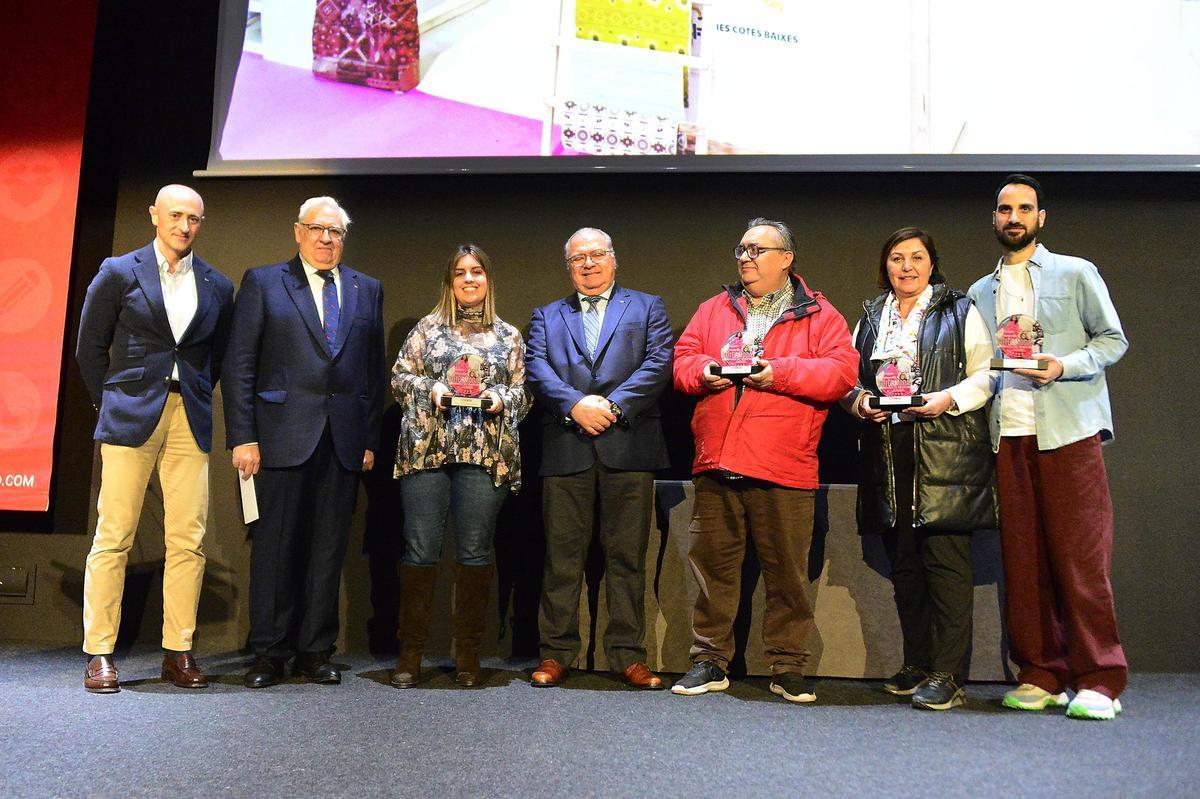Entrega del Premio al IES Nit de l'Albà durante la presentación de las Tendencias de Calzado otoño-invierno 26-27, organizado por la Asociación Española de Componentes de Calzado (AEC) en Elche