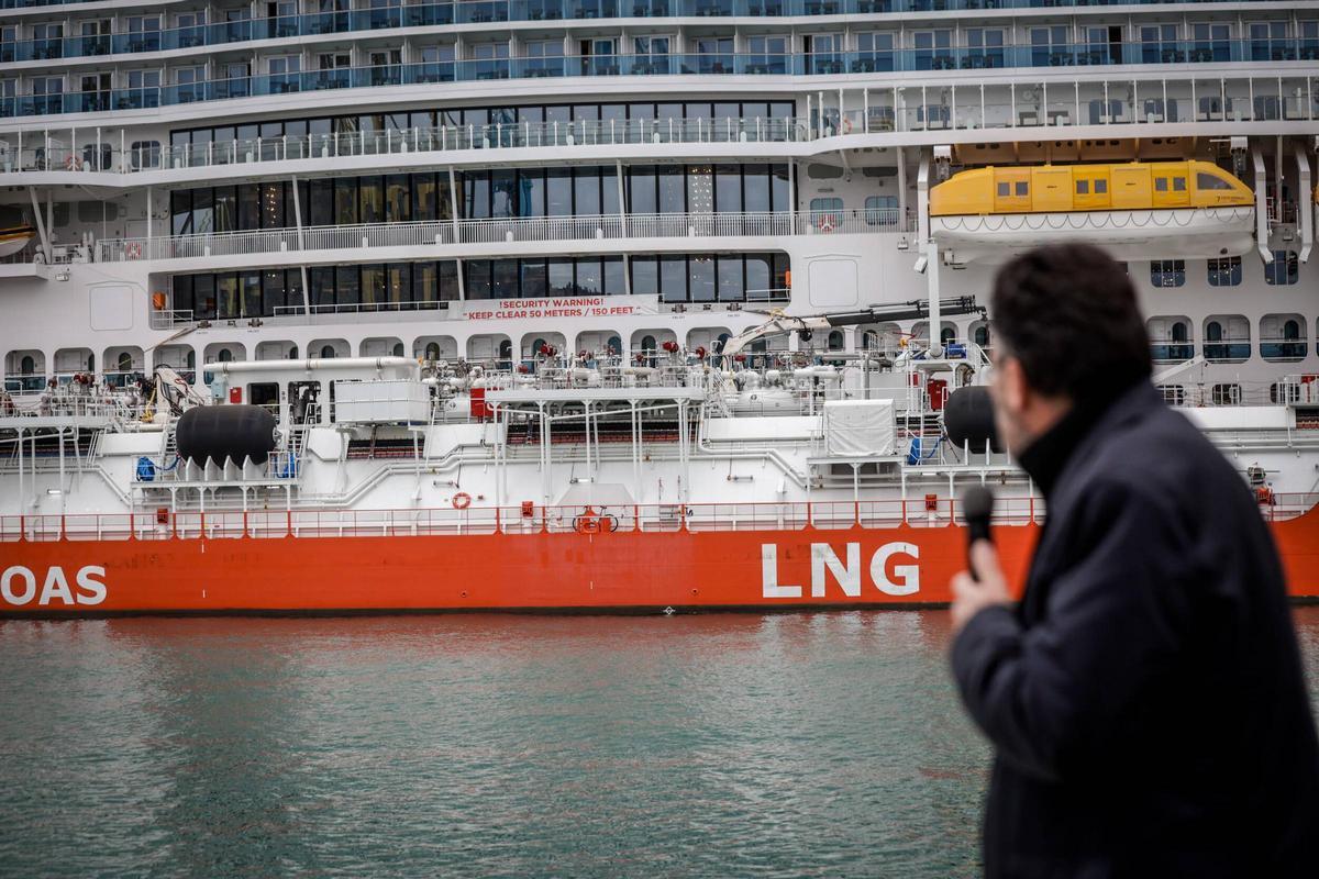El presidente del Port de Barcelona, Lluís Salvadó, frente a la gabarra que suministra gas natural licuado (GNL).