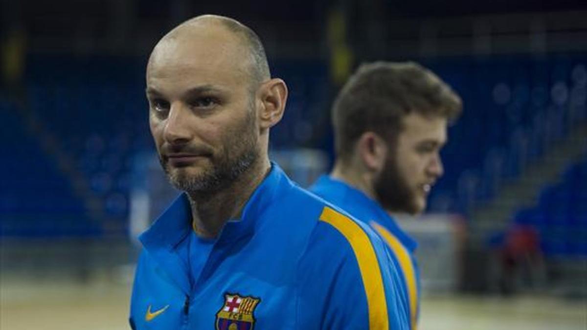 Saric, delante de Pérez de Vargas, tras el entrenamiento de este jueves del Barça.