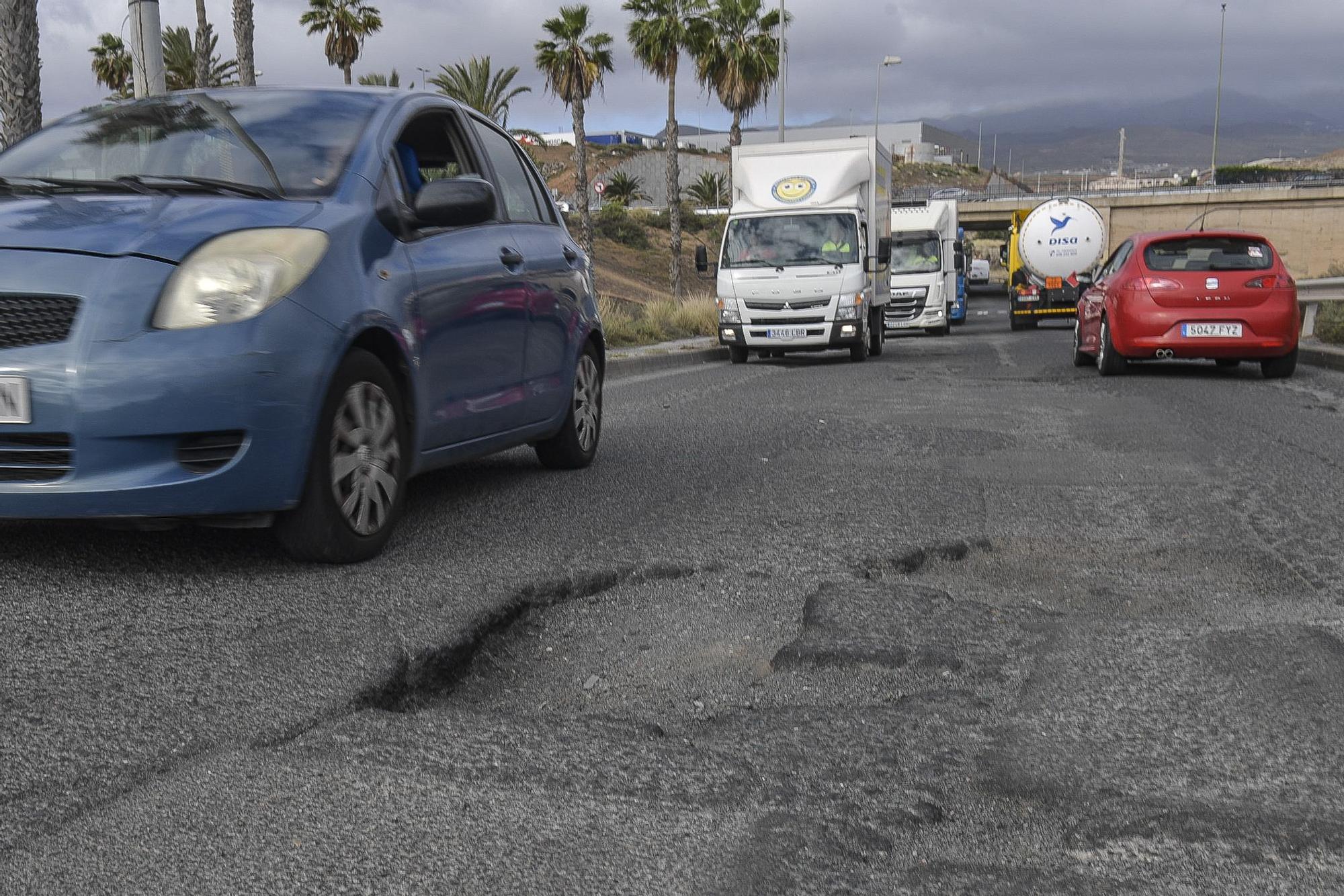 Baches gigantescos en la carretera de acceso a Salinetas, en Telde.