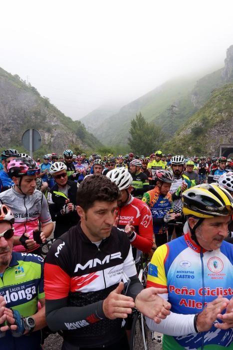 Concentración de ciclistas en los túneles de la vieja carretera de Mieres a Oviedo