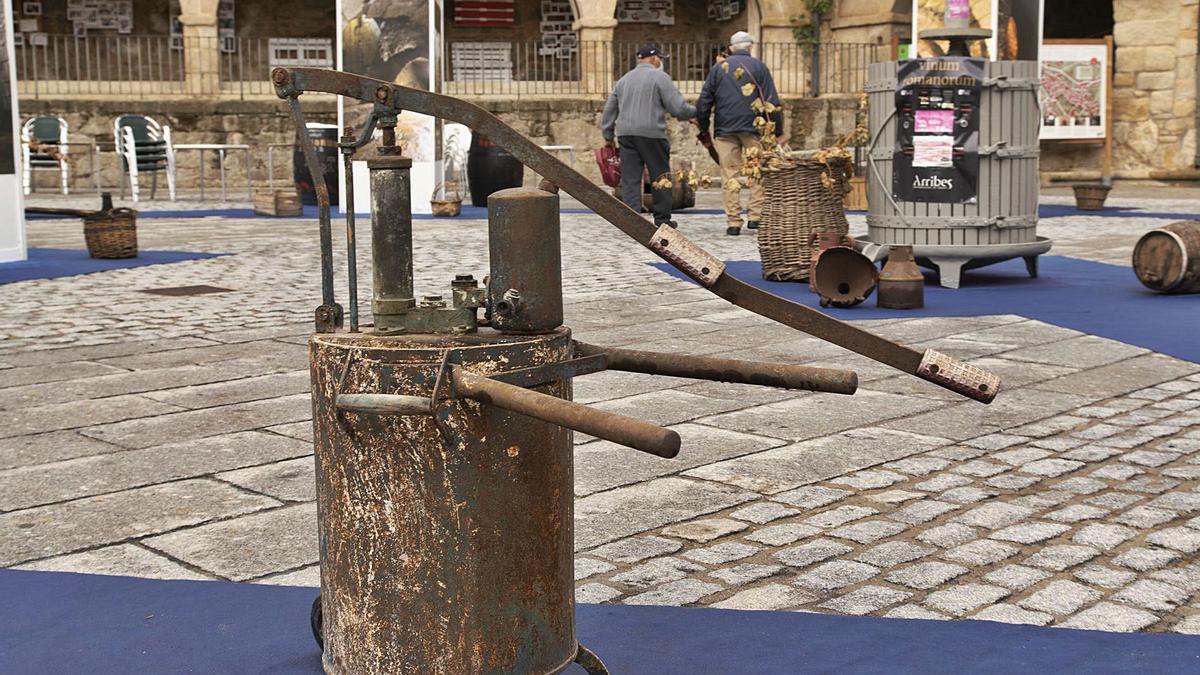 Elementos utilizados en el sector del vino por los fermosellanos colocados en la Plaza para su contemplación . | Jose Luis Fernández