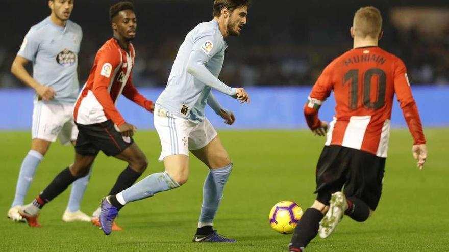 Cabral, Williams, Okay y Muniain, durante el partido Celta-Athletic de la primera vuelta, en Balaídos. // Ricardo Grobas