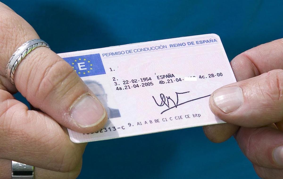 Los conductores que cumplen 65 años en 2026 deberán comenzar a renovar su permiso cada 5 años en lugar de cada 10