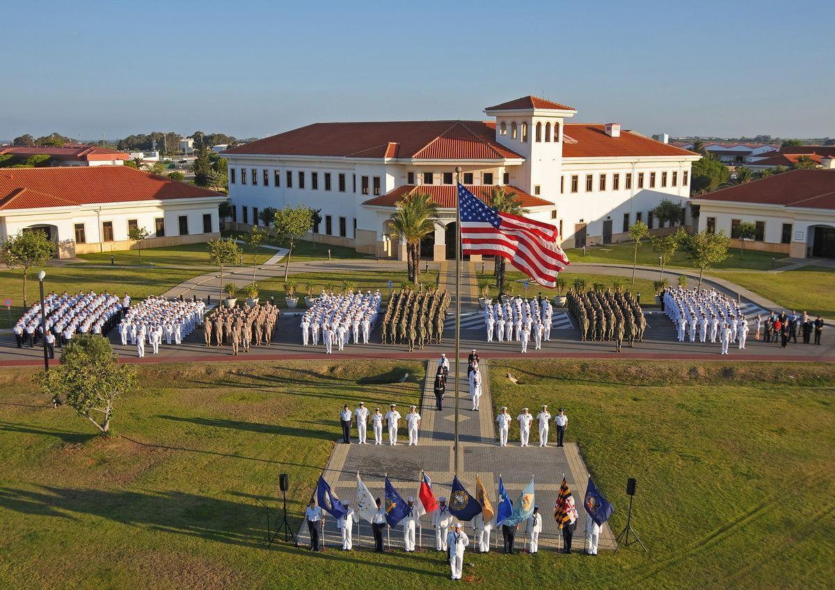 Parada militar e izado de bandera en la base de Rota por la fiesta norteamericana del 4 de julio.