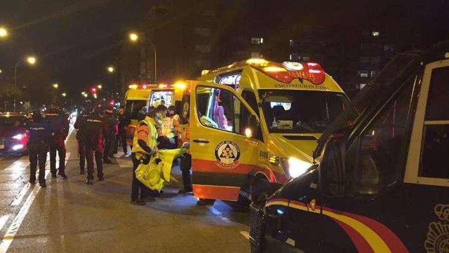 Efectivos sanitarios y policiales, en las inmediaciones del estadio.