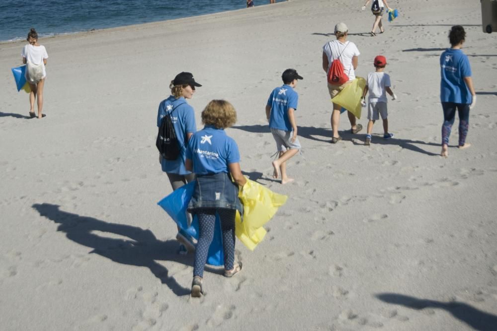 Recogida voluntaria de basura en la playa
