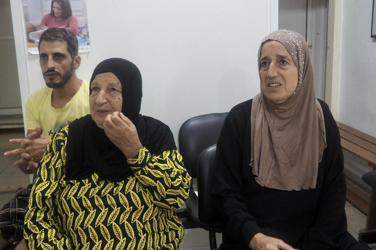 Dos mujeres y un hombre aguardan a ser atendidos en la asociación Amel, en Tiro.