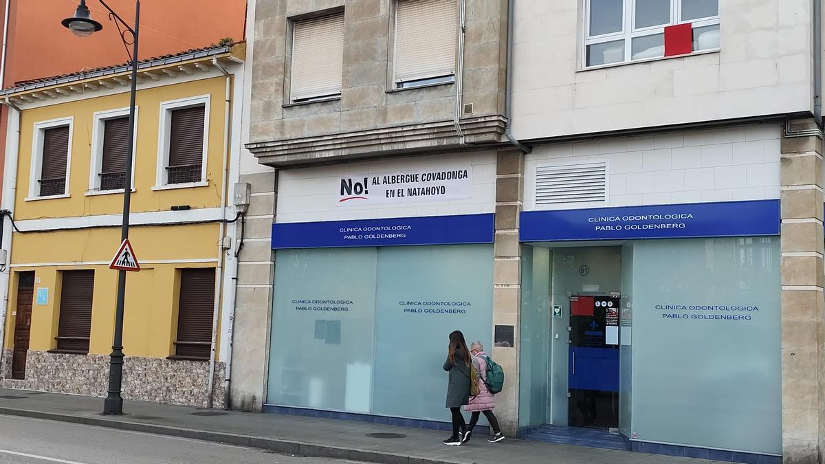 Cartel en El Natahoyo contra el traslado del albergue al Hogar de San José