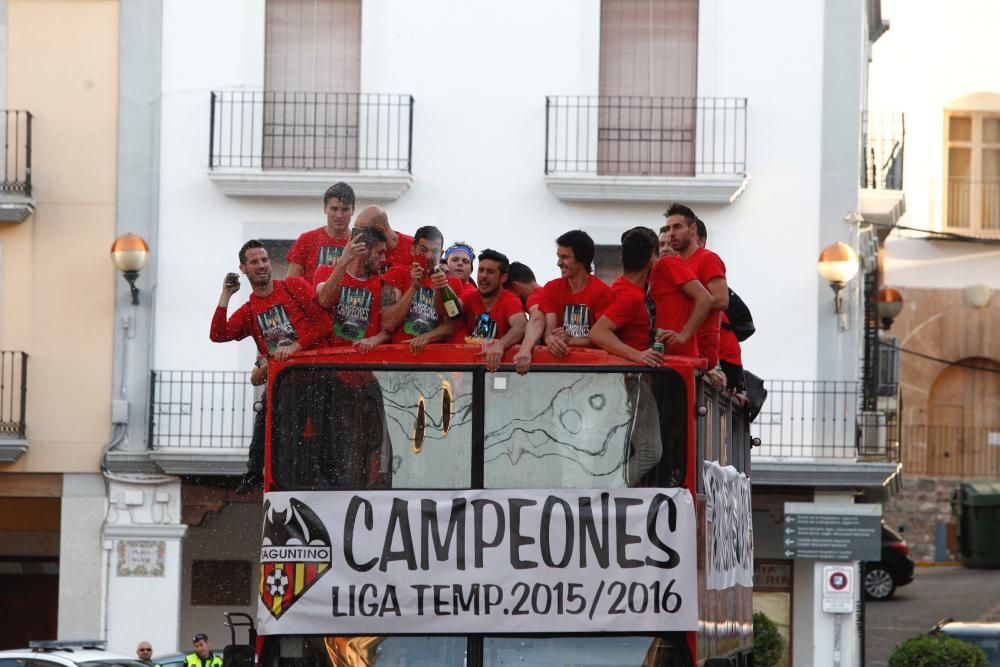 El Atlético Saguntino celebra el título de campeón por todo lo alto