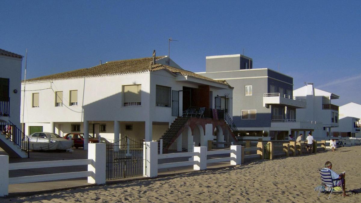 Imagen de archivo de unas casas junto a la playa