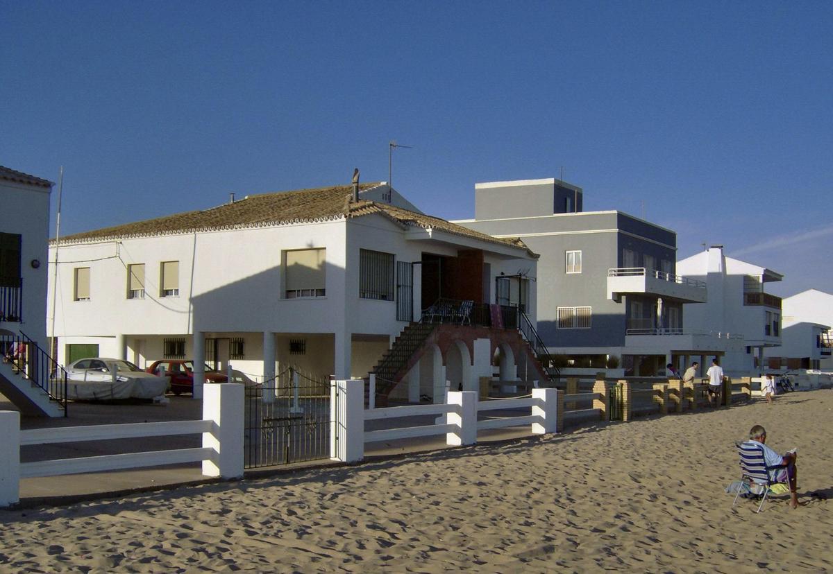 Imagen de archivo de unas casas junto a la playa