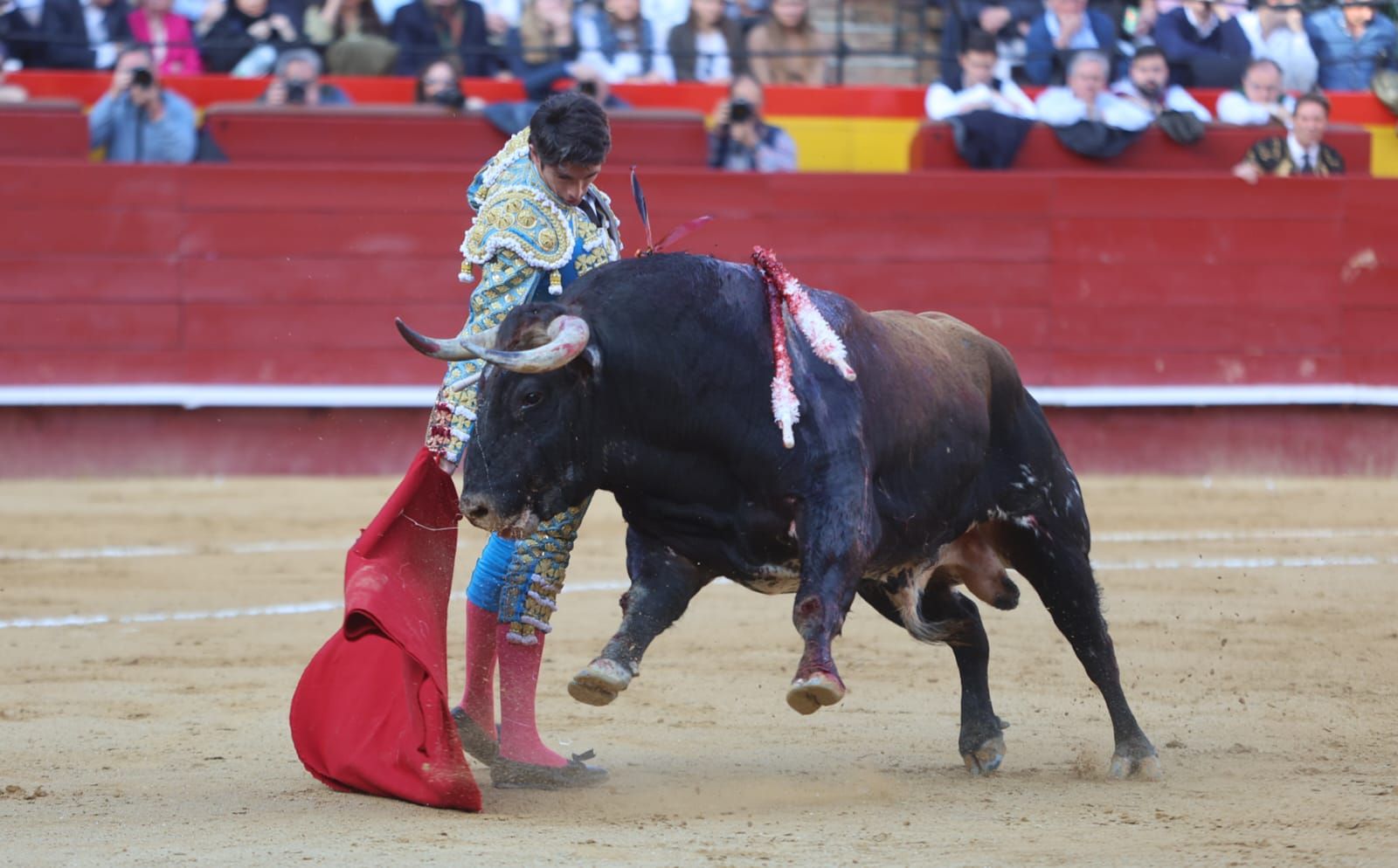 Vicente, Carmen Lomana y Enrique Ponce en la corrida de toros del 16 de marzo en València