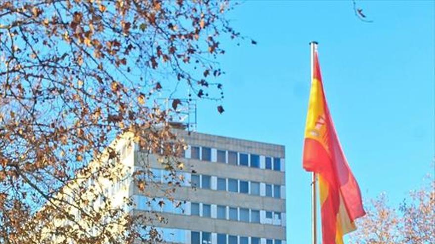 Cáceres luce su bandera por la «unidad» de España