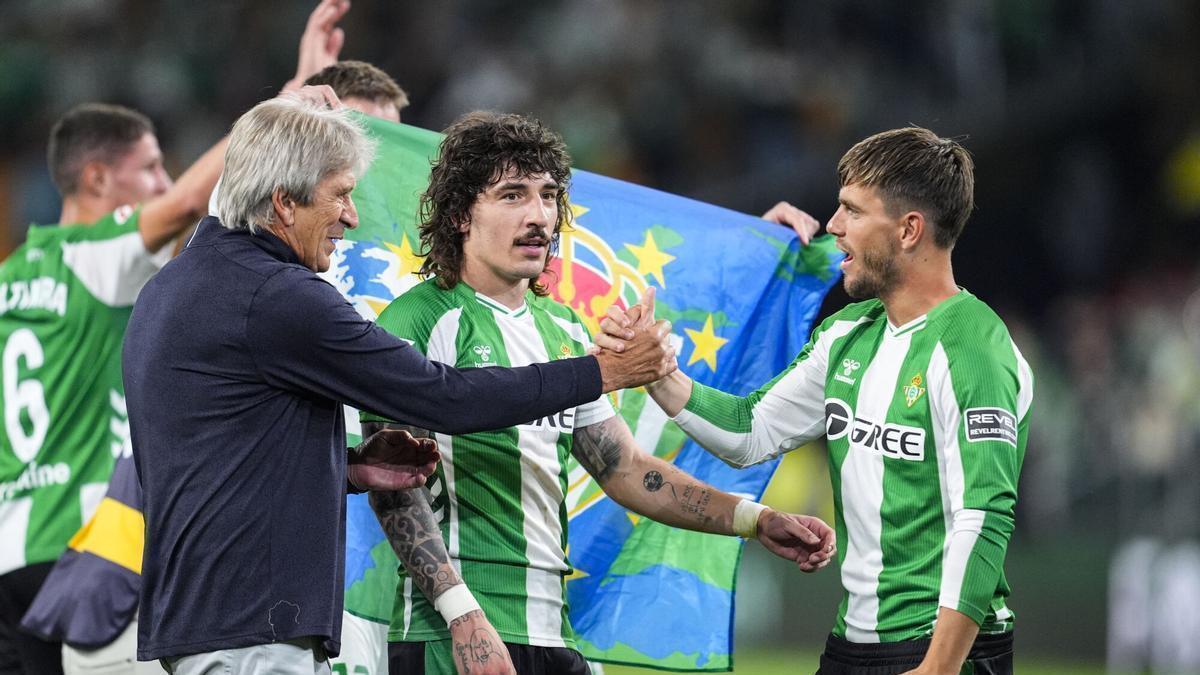 Manuel Pellegrini felicita a Bellerín y Lo Celso tras la clasificación del Betis a Champions League al ganar en Liga al Elche en La Cartuja en la jornada 36 de LaLiga