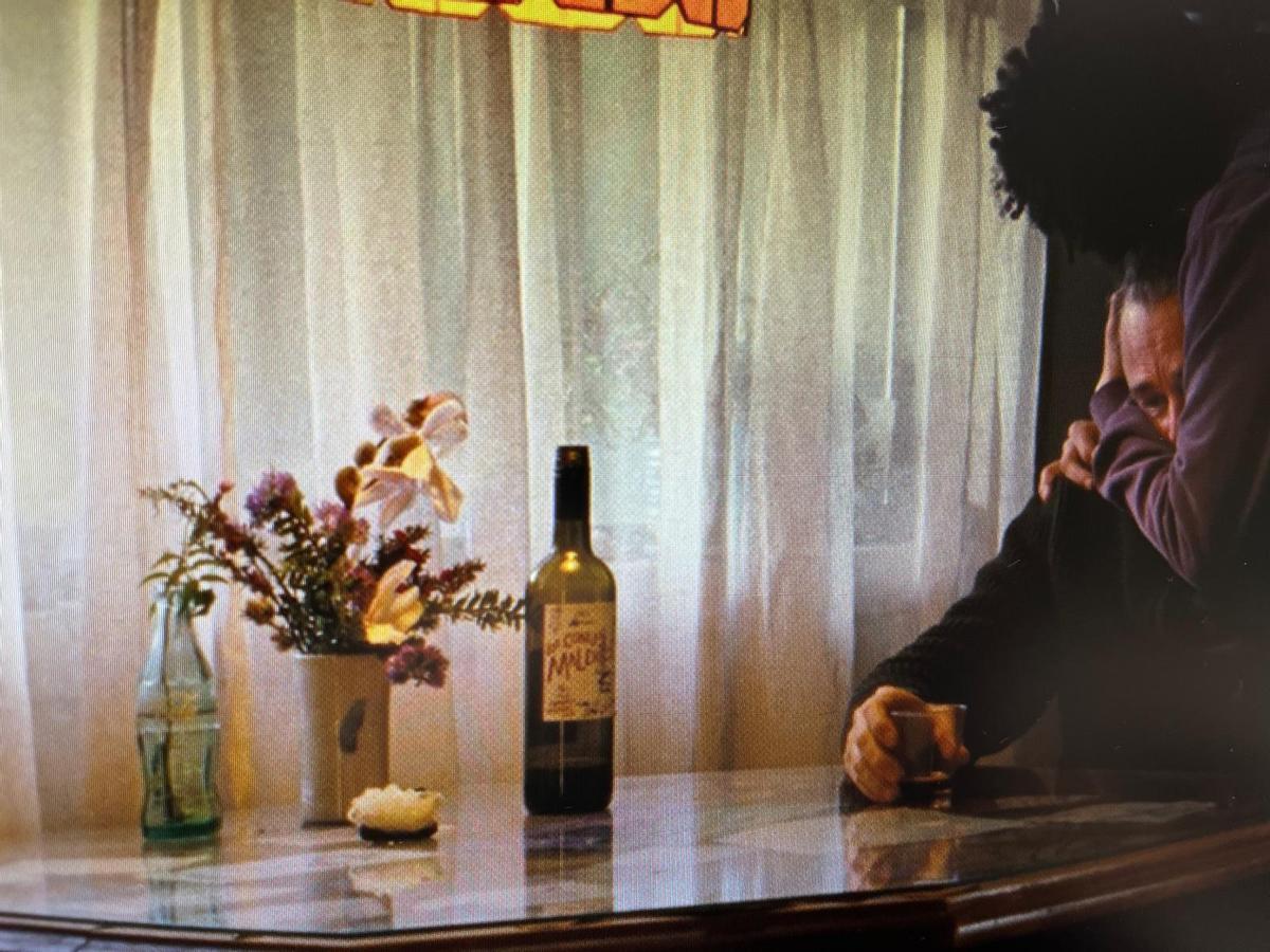 Escena de la película de Leonardo DiCaprio donde sale la botella de "Los conejos malditos"