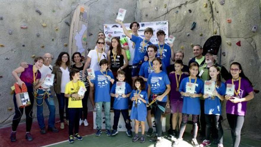 Grupo de deportistas que triunfaron con las autoridades.