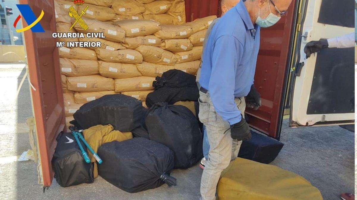 Los últimos 541 kilos de cocaína retirados del mercado, que venían en una carga legal de especias. | GC/AEAT