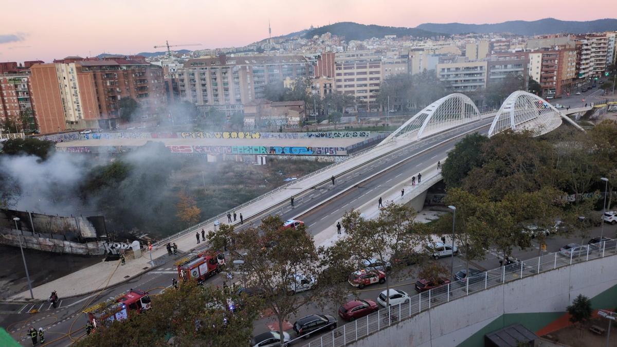 Incendio en un asentamiento de barracas en la calle de Bac de Roda de Barcelona