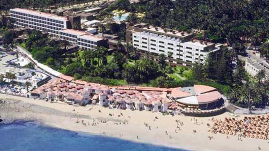 Vista área del hotel Oasis junto al Ifa Faro y delante el centro comercial Oasis.  |  la provincia/dlp
