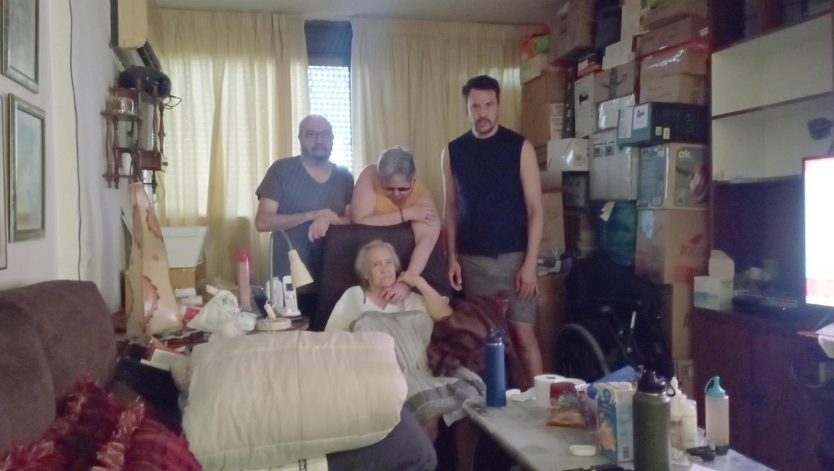 La familia de la calle Mauricio Moro Pareto ha comenzado a empaquetar sus cosas, ante la inminencia del desahucio, después de 18 años en el piso y sin problemas de pago, asegura.
