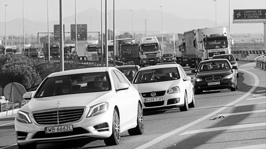 La obra de la A-7 causa las primeras colas y arrecian las voces para ‘abrir’ la autopista