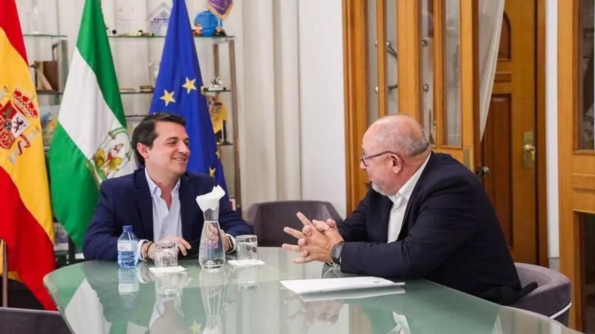 Encuentro de trabajo entre el alcalde y el rector de la UCO en Capitulares. / CÓRDOBA